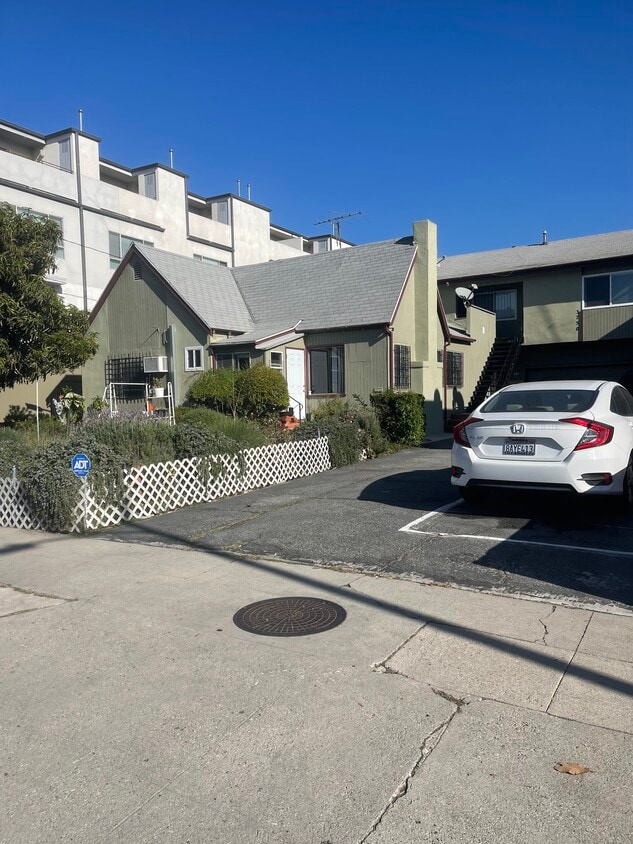 Foto principal - 3750 Clarington Ave