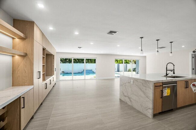 Foto del edificio - 5496 NE 22nd Ave