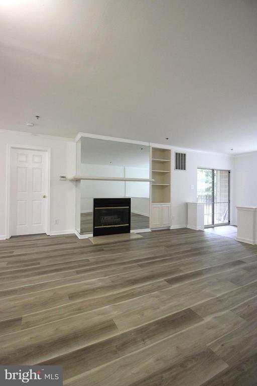 Building Photo - 1100 Quaker Hill Dr