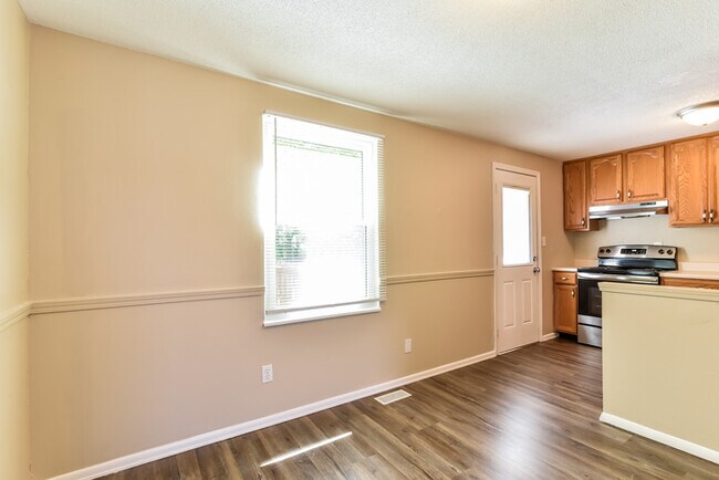 Foto del edificio - 11401 McDowell Dr