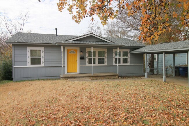 Building Photo - Stunning 3 Bed 1 Bath In Quiet Neighborhood: