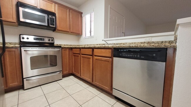 Building Photo - Conveniently Located - Available Immediately!