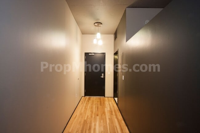 Foto del edificio - Vibrant One Bedroom Loft w/ City Views In ...