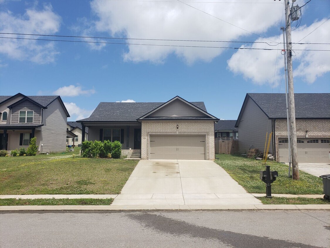 Foto principal - $1650 Adorable 3 Bedroom 2 Bath Ranch Home...