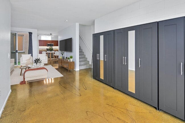 Foto del edificio - Lusso Lofts - Live work Town-home