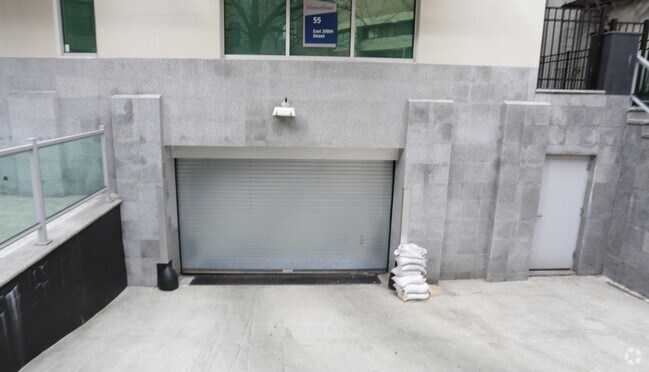 Foto del edificio - 55 E 208th St