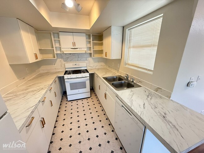 Building Photo - Modern Townhouse Living – 3 Beds, 2.5 Bath...
