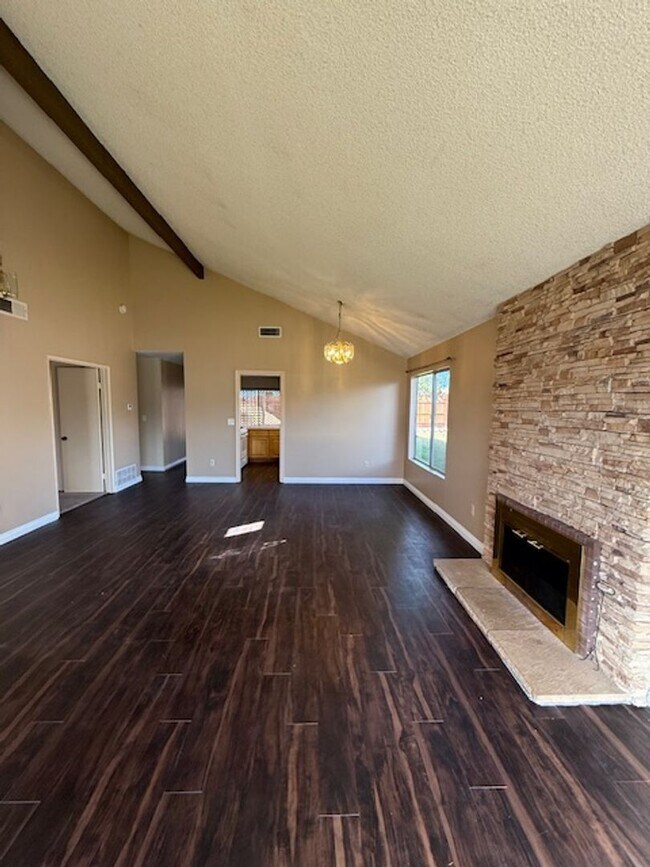 Building Photo - Lovely single story home