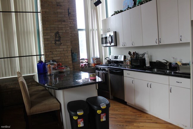 Building Photo - 2654 W Medill Ave