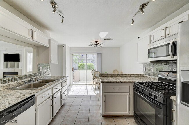 Foto del edificio - 4040 Castle Cove Dr