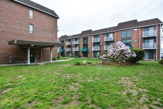 Building Photo - 1186 Worcester Rd