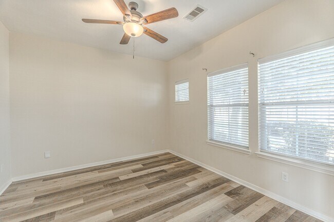 Foto del edificio - 20702 Settlers Lake Cir N