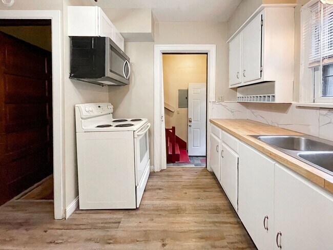 Building Photo - PRELEASING for AUGUST!