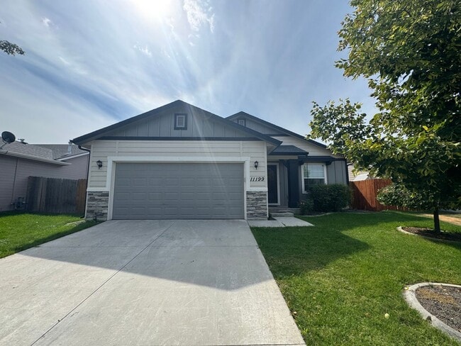 Building Photo - MOVE IN TODAY! Single level floorplan in d...
