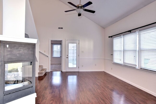 Foto del edificio - Convenient and Updated Grafton Townhome