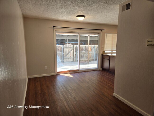 Foto del edificio - 8879 Salmon Falls Dr