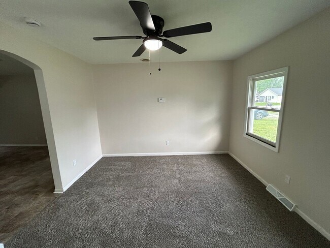 Building Photo - 2 Bed- 1 Bath - Single Family Home