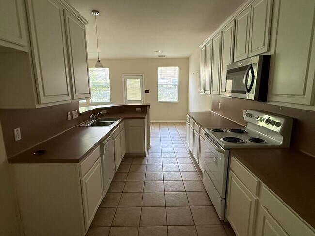 Foto del edificio - 16623 Newglen Ln