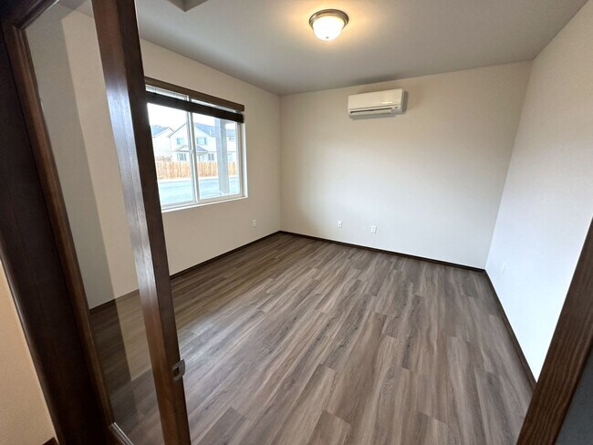 Foto del edificio - 5-Bed, 3-Bath Home w/ Fenced Backyard!