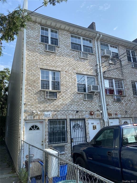 Primary Photo - 767 E 216th St