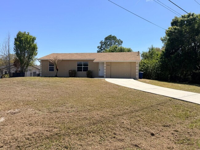 Foto del edificio - 3 bedroom 2 bath 1 Car Garage Single Family Home