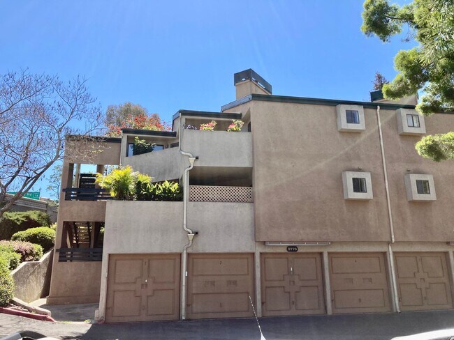 Foto del edificio - One Bedroom with Garage and IN-Unit laundry in Resort-Style Complex
