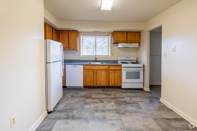 The Brighton 1BR, 1BA - 765SF - Eat In Kitchen - Arbuta Arms Apartments*