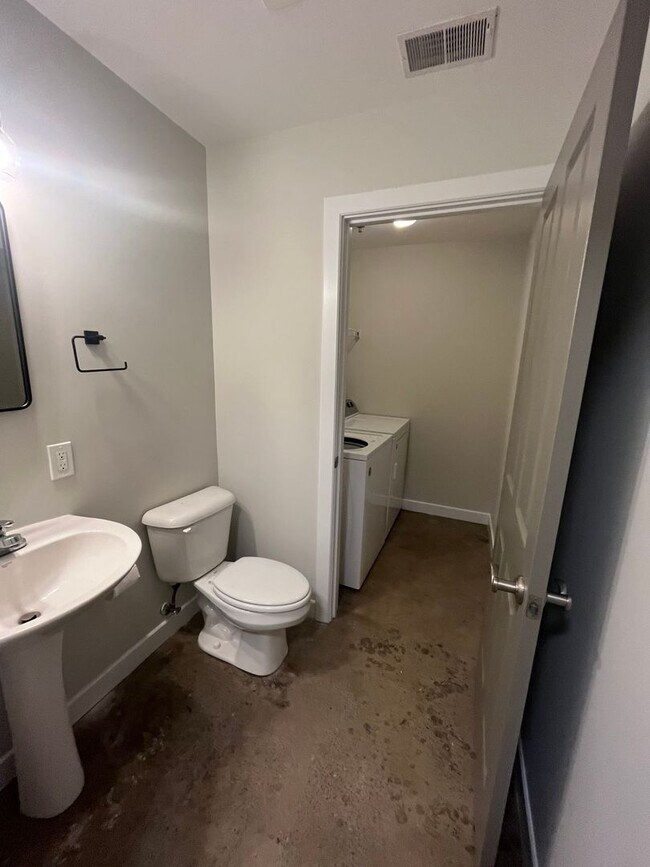 Building Photo - Gorgeous Updated 2 bedroom Apartment in Old Louisville!