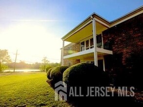 Building Photo - 504 Lakeview Terrace