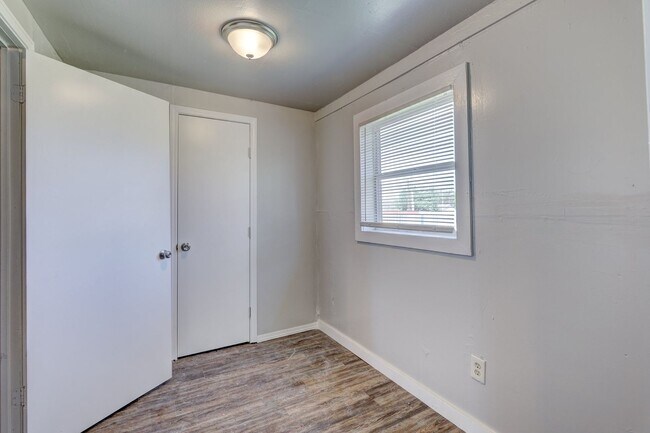 Building Photo - 2 Beds 1 Bath!