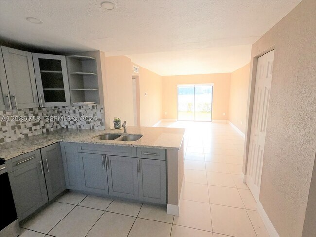 Foto del edificio - 9911 W Okeechobee Rd