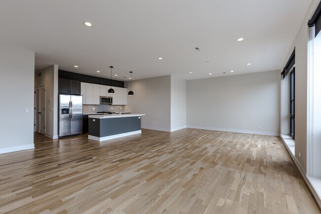 Building Photo - 2556 W Armitage Ave