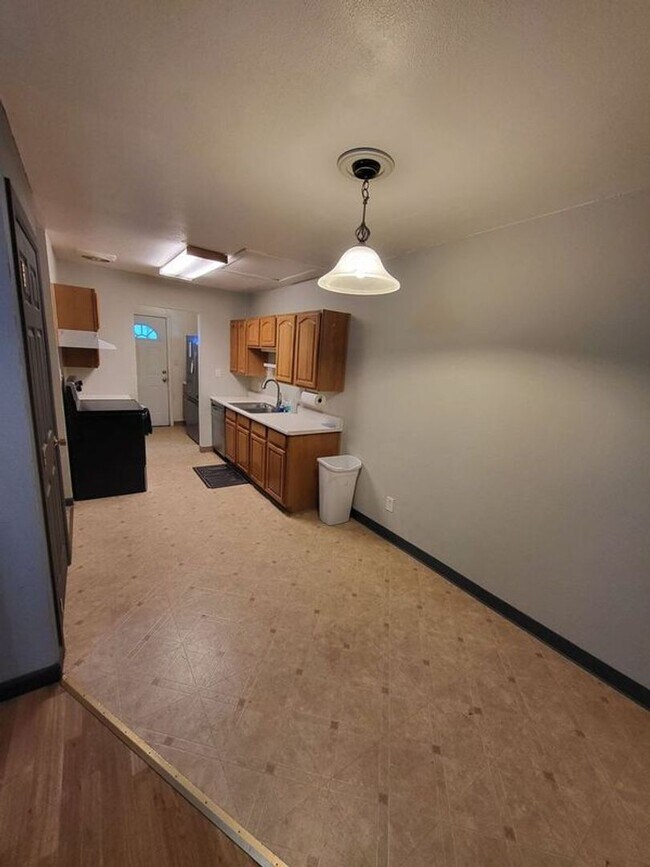 Building Photo - Spacious 4 Bedroom / Duplex / Heat Included
