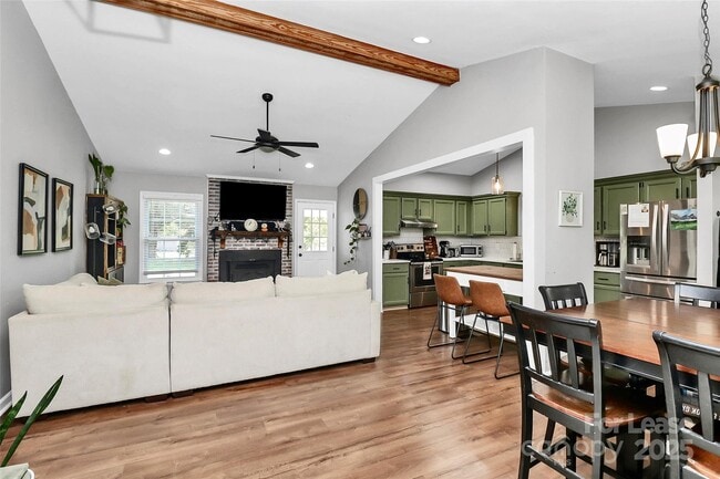 Foto del edificio - 4227 Deerfield Dr