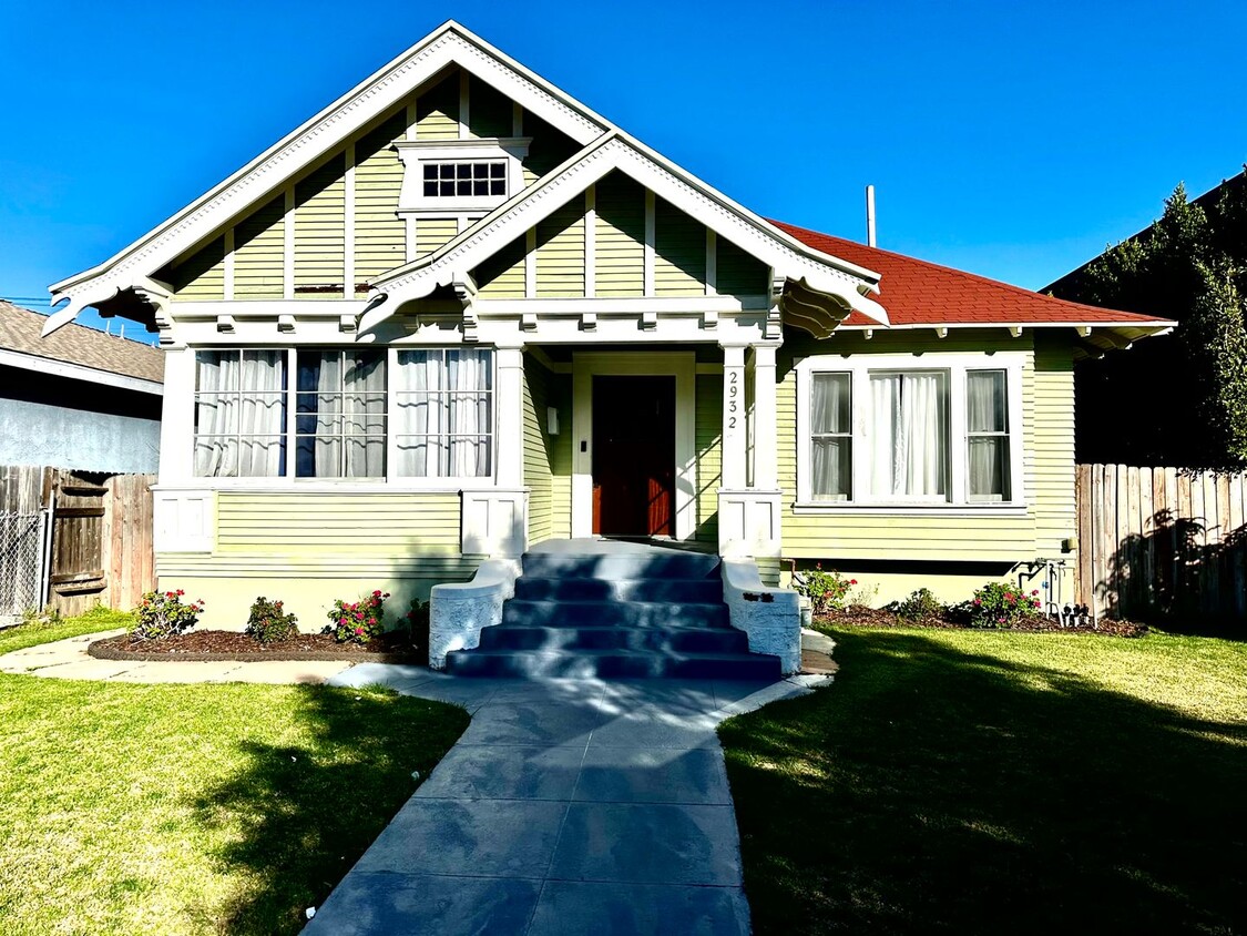 Primary Photo - Fantastic Spacious Craftsman 2 bed - 2 bat...