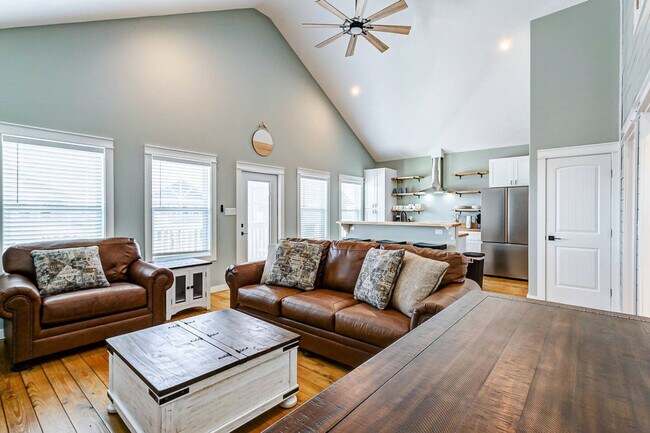 Building Photo - 1037 Sunset Cir
