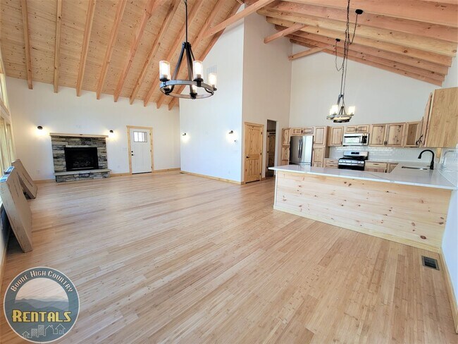 Foto del edificio - 3bd/2.5ba Modern Home in Boone!