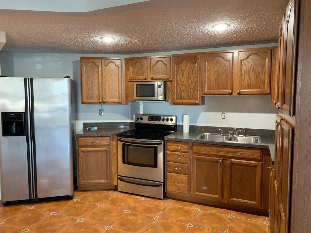 Kitchen - 1000 Parkview Dr