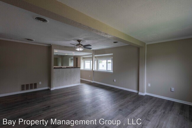 Building Photo - 3 br, 1 bath House - 17 Helicopter Dr