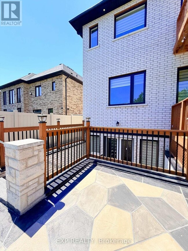 Building Photo - 1606 Sandhurst Crescent