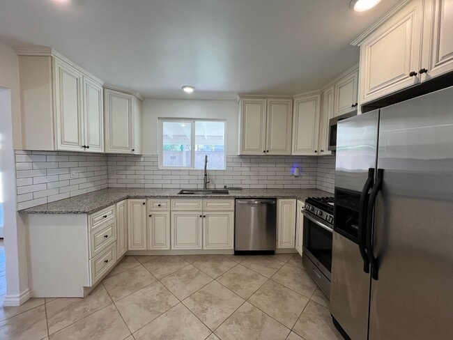 Building Photo - Freshly prepped 5BR in Simi w/downstairs b...