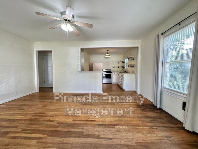 Building Photo - 421 S Van Buren St