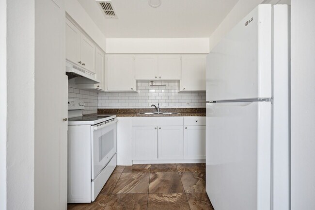 Foto del edificio - 5608 S Manhattan Ave