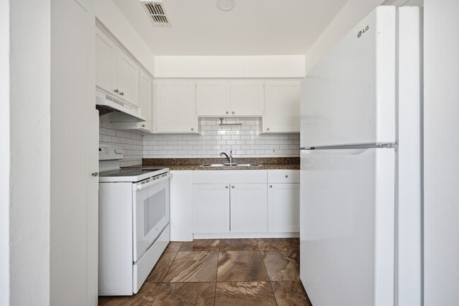 Building Photo - 5608 S Manhattan Ave