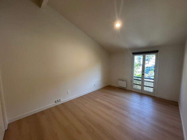 Building Photo - 2 Bedrooms on the Beach, W/D in Unit, Incredible view! Leasing Special!