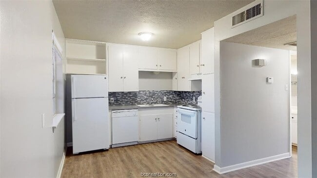 Building Photo - 3800 E 29th Street Unit 14