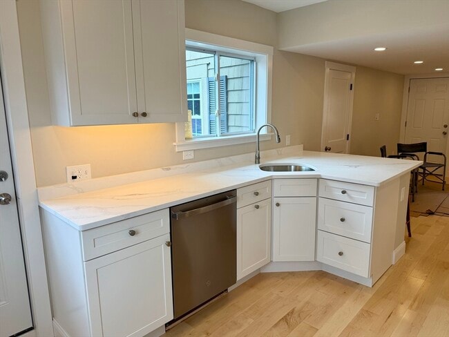 Building Photo - 15 River St