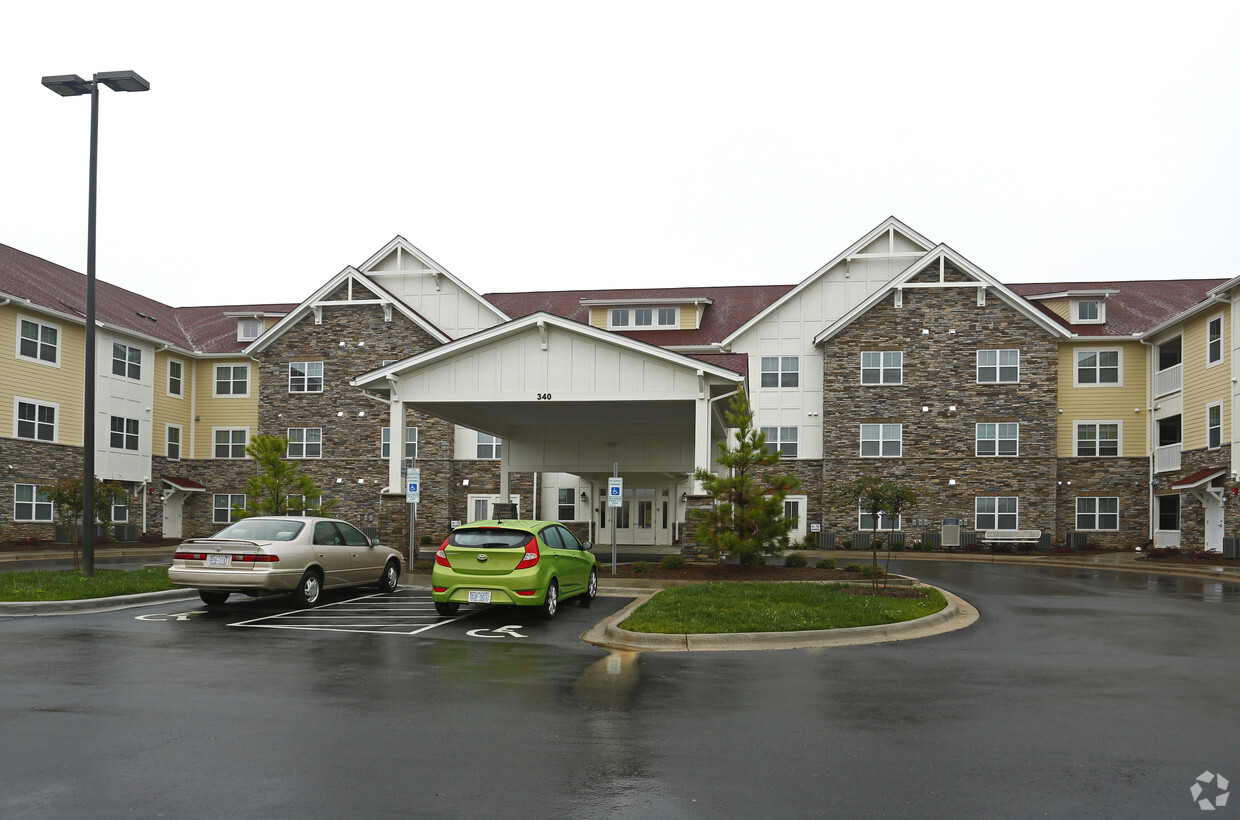 Building Photo - Poplar Crossing Commons