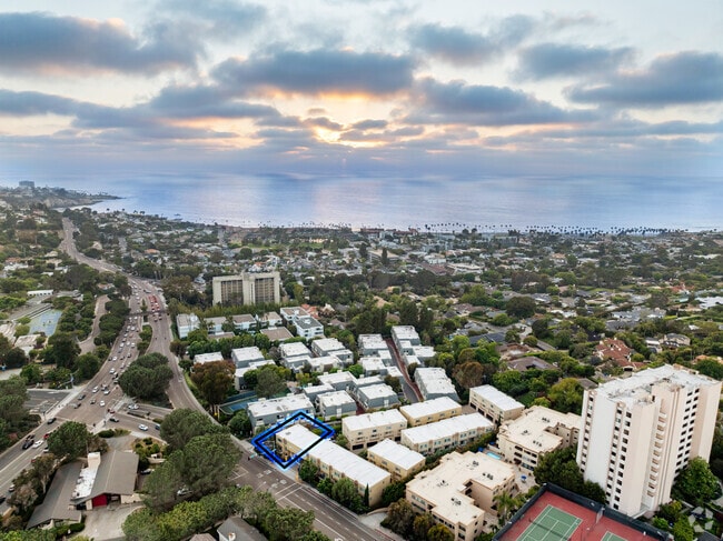 Building Photo - 2400 Torrey Pines Rd