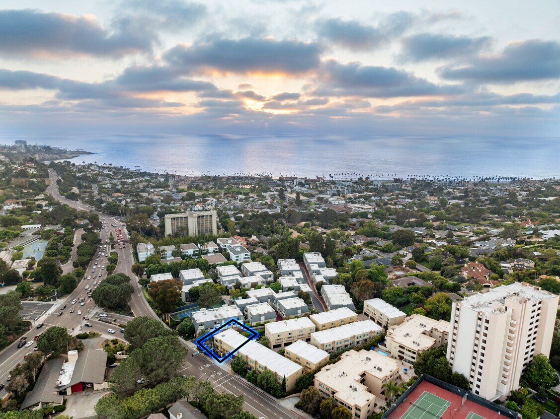 Foto principal - 2400 Torrey Pines Rd